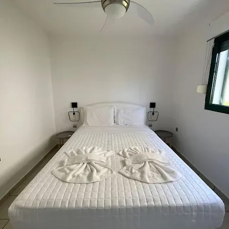 Family House Next To The B 別荘 *